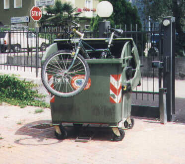 Dirk's Bike im Müll